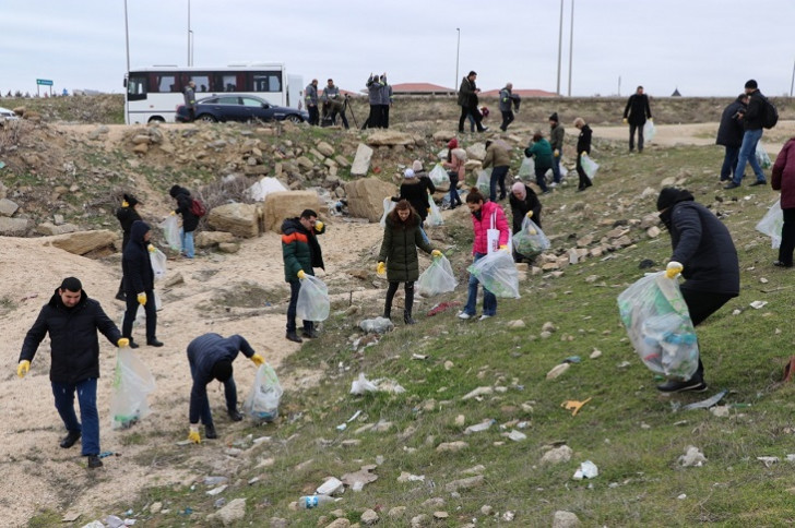 Sahil zolağı plastik tullantılardan təmizlənib