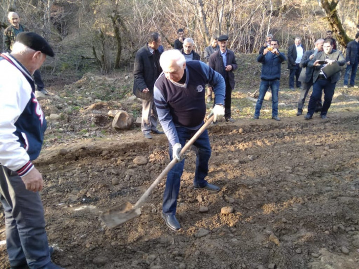 Hadı Rəcəbli əlinə bel alıb fəhləliyə başladı –