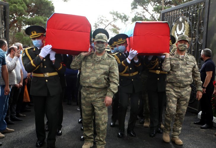 Generalın tabutunu nazir çiynində son mənzilə apardı -