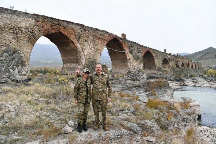 Prezident İlham Əliyev Xudafərin körpüsündə Azərbaycan bayrağını qaldırıb