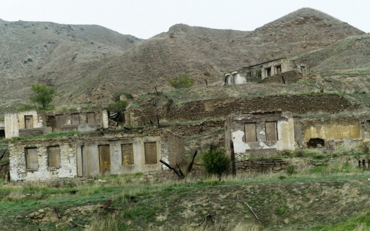 Xarici diplomatlar ermənilərin Füzulidə törətdikləri cinayətlərlə tanış olublar -