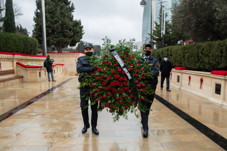 “Azərsun Holdinq”in kollektivi Şəhidlər Xiyabanını ziyarət edib