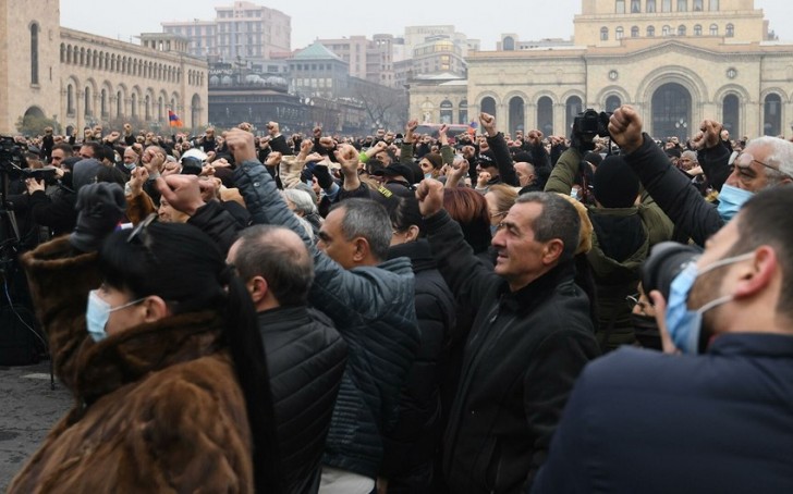 Yerevanda hökumətin istefası tələbilə aksiya keçirilir