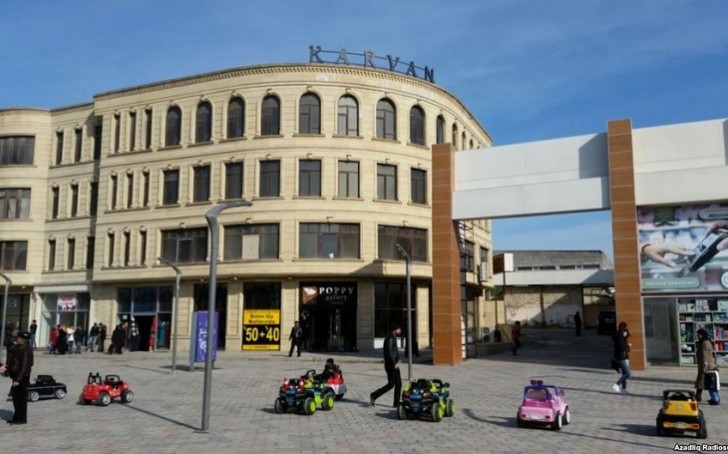 “Grandmart” və “Karvan" ticarət mərkəzlərində qanun pozuntuları aşkarlanıb