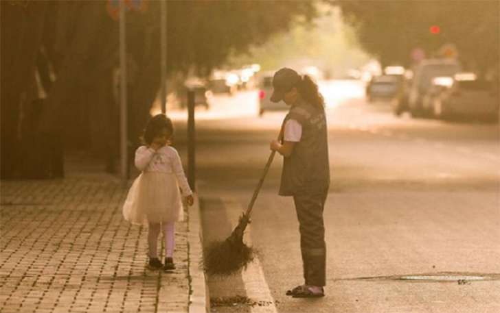 Bir foto ilə məşhurlaşan süpürgəçi niyə işdən çıxarılıb?