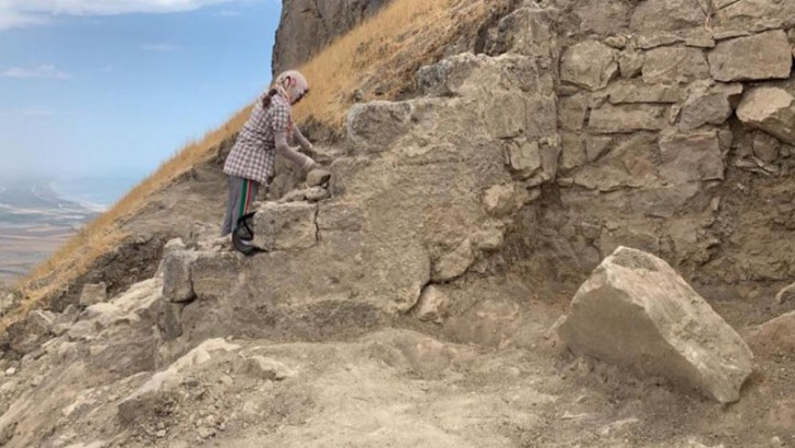 "Beşbarmaq"da peyğəmbər möhürü olan qəbir daşı tapılıb -