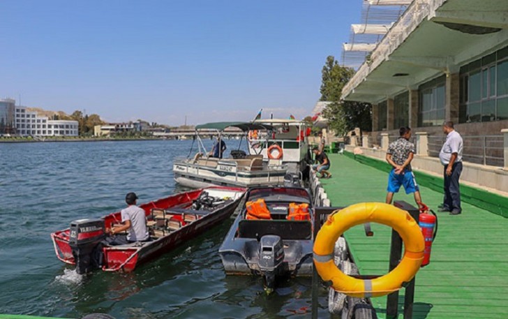 Qayıqçı özünü Kürə atan qadını xilas etdi