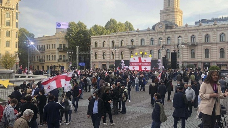 Tiflisdə Saakaşviliyə azadlıq tələbi ilə kütləvi mitinq keçirilir -