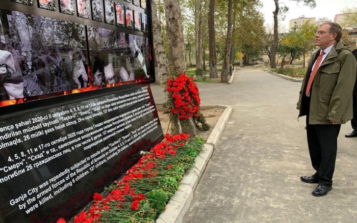 ABŞ səfiri Gəncə terrorunda həlak olanların xatirəsini yad edib