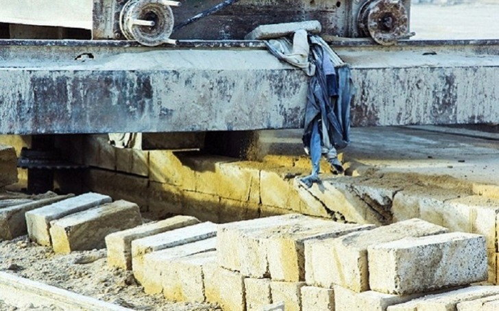 Bakıda karxanada maşinist daş kəsən mişarın arasında qalaraq ölüb