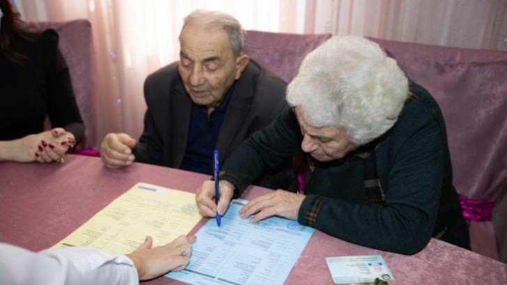 Bakıda 87 yaşlı kişi 78 yaşlı qadınla evləndi -