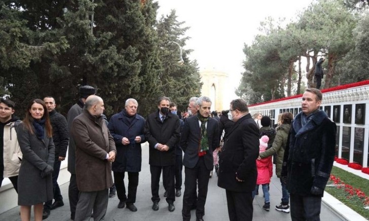 Aİ ölkələrinin səfirləri 20 Yanvar faciəsi qurbanlarının xatirəsini yad ediblər