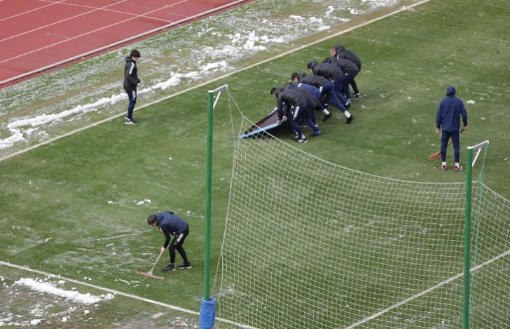 Meydançanı qardan Qurban Qurbanovla futbolçular təmizlədi -