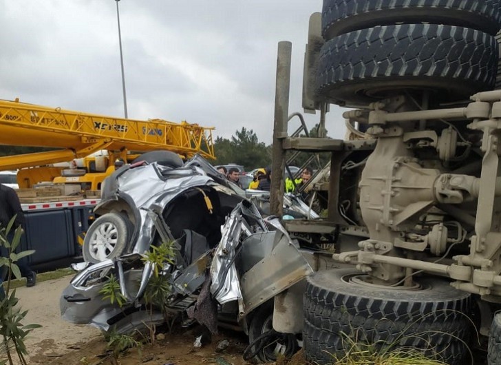 Bakıda betonqarışdıran maşın avtomobilin üzərinə aşıb, yaralananlar var -