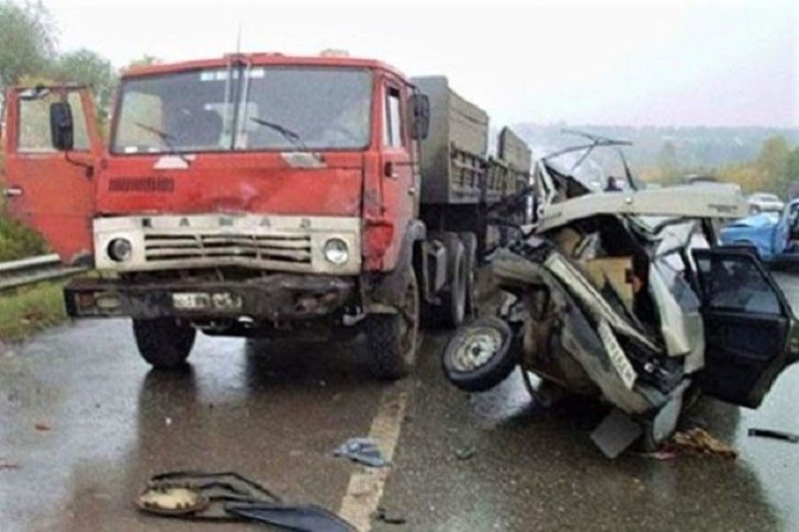 Bakıda minik maşını “KamAZ”a çırpıldı: