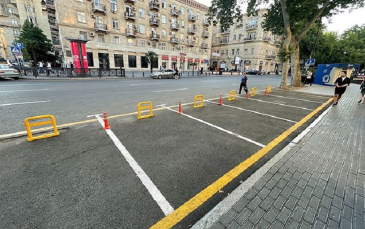 Bakının mərkəzində çoxillik ağacları kəsib parkinq etdilər -