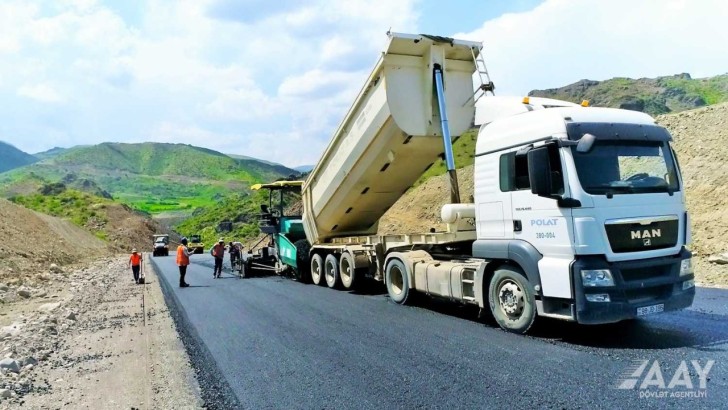 Laçın şəhərinə daxil olmadan çəkilən yeni yola asfalt vurulur -