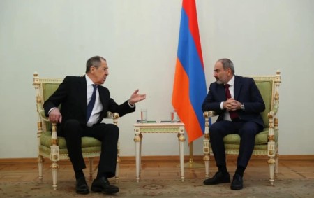 Lavrov İrəvanda Paşinyanla görüşdü