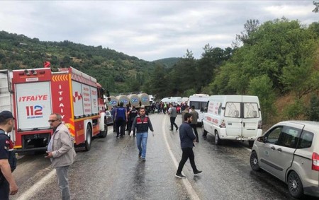 Türkiyədə ağır yol qəzası zamanı 8 nəfər ölüb, yaralılar var