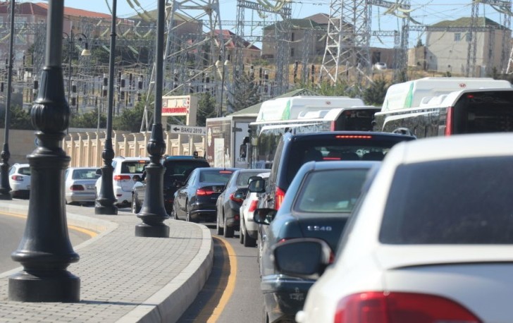 72 avtobus tıxacda qalıb