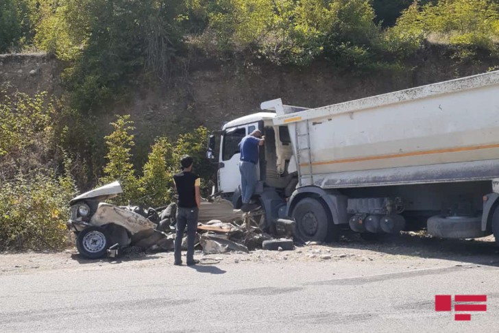 İsmayıllıda yük maşını minik avtomobilinin üstündən keçib, sürücü ölüb