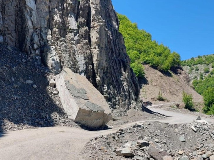 Daşkəsəndə dağ uçqunu olub, üç kəndə gedən yol bağlanıb