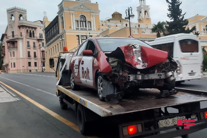 Yuxulayan "Prius” sürücüsü işıq dirəyinə çırpıldı -