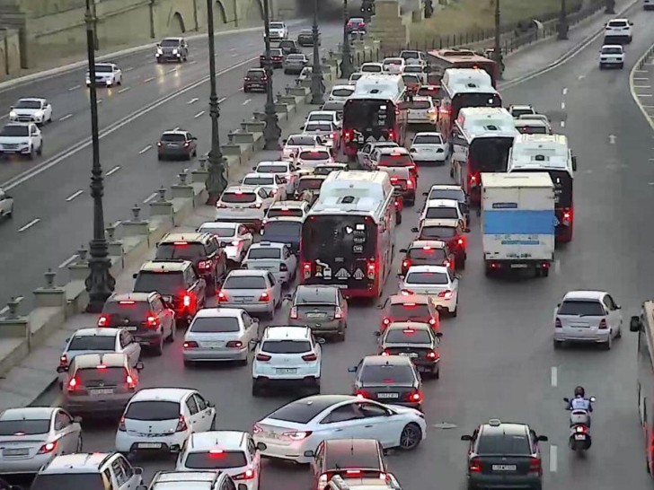 Məktəblər, universitetlər açıldıqdan sonra böyük tıxaclar olacaq - Qurumlar nə iş görür?