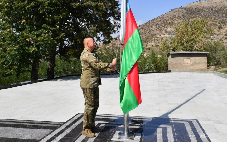 Prezident İlham Əliyev Laçın şəhərində Azərbaycan Bayrağını ucaldıb - FOTOLAR