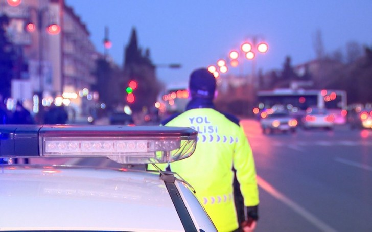 Bakıda yol polisini avtomobil vurub