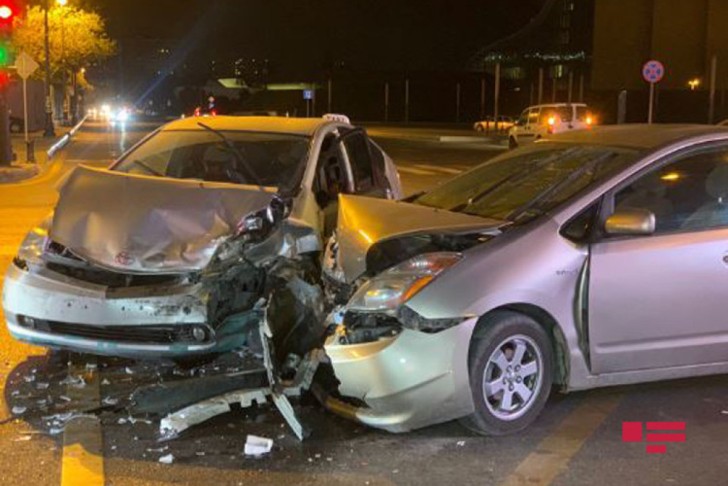 Bakıda "Prius"lar qəza törətdi, xəsarət alanlar var -