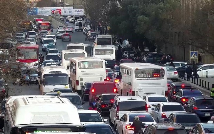 Bakının bu hissəsinə şəxsi avtomobillə nəhəng əhali axını baş verir -