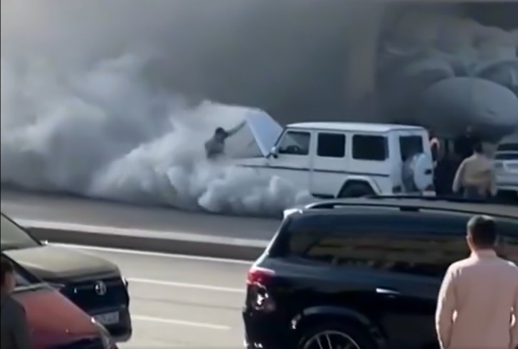 Bakıda "Gelandewagen" yandı -