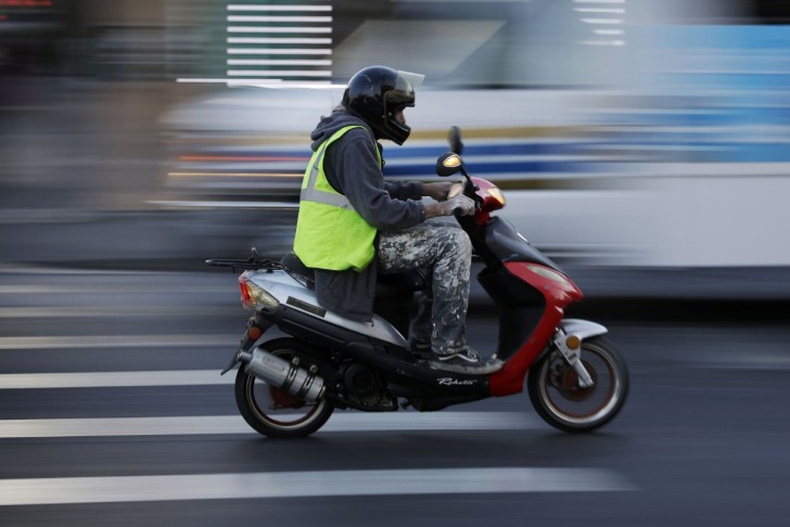 Moped sürücülərinin DİQQƏTİNƏ: