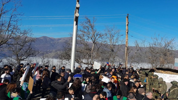 Şuşa-Xankəndi yolunda etiraz aksiyası gecə saatlarında da davam edir -