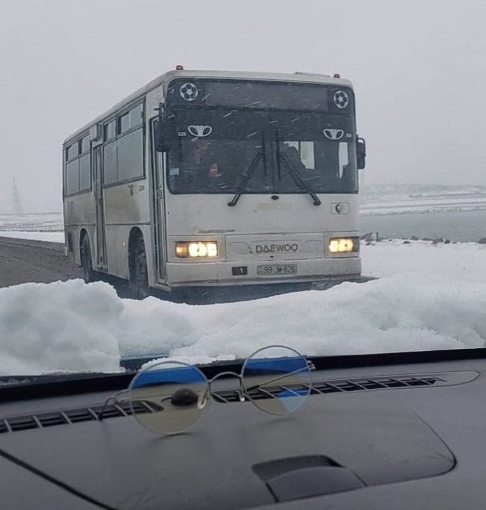 Avtobusu qarlı havada əks yolla sürdü