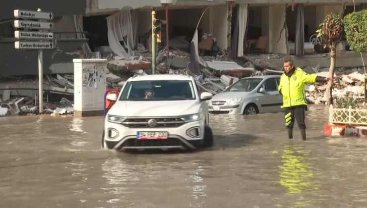 Türkiyədə dənizin səviyyəsi qalxdı, küçələri su basdı