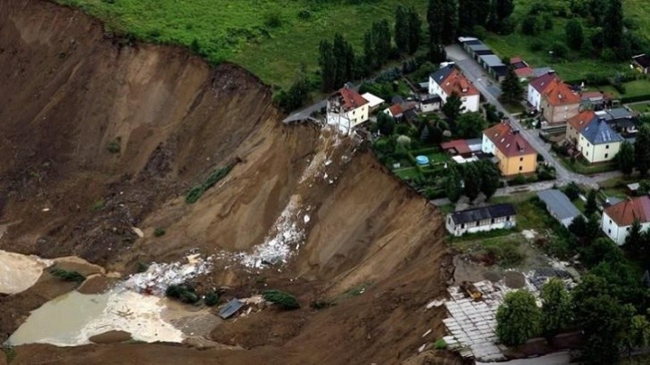 İndoneziyada torpaq sürüşməsi: