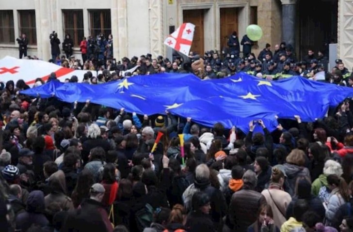 Gürcüstan Prezidenti kütləvi etirazlar fonunda xalqa təcili müraciət edəcək