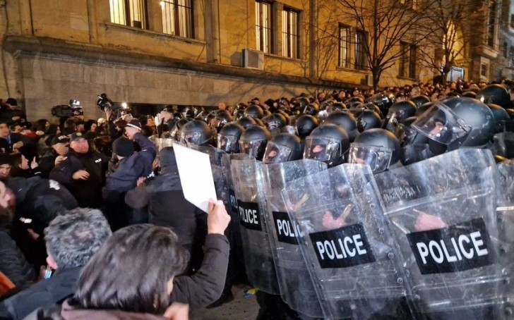 Gürcüstan parlamentinin qarşısında yürüşə cəhd olub, saxlanılanlar var