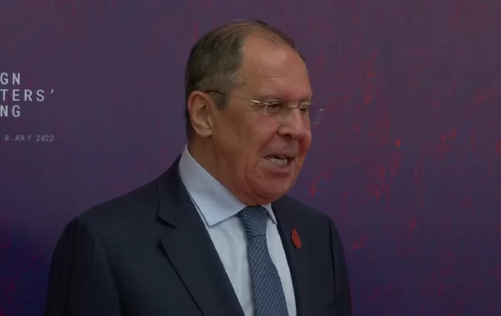 Lavrov taxıl sazişi ilə bağlı sual verən qadın jurnalistin geyimini təriflədi -