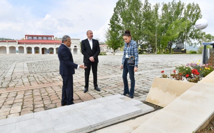 Prezident və birinci xanım Şuşada Xüsusi nümayəndəliyin inzibati binasının qarşısında görüləcək işlərlə tanış olublar