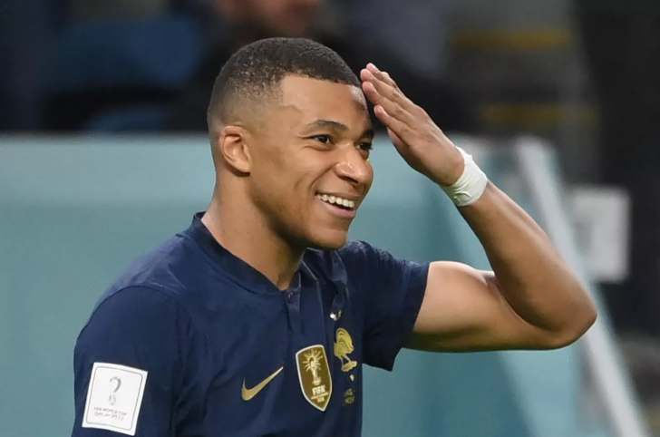 Mbappe tamaşaçının burnunu sındırdı