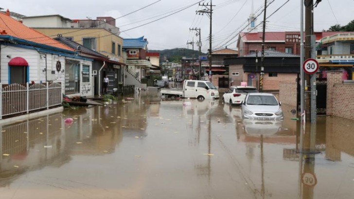 Cənubi Koreyada daşqın nəticəsində ölənlərin sayı 40-a çatıb