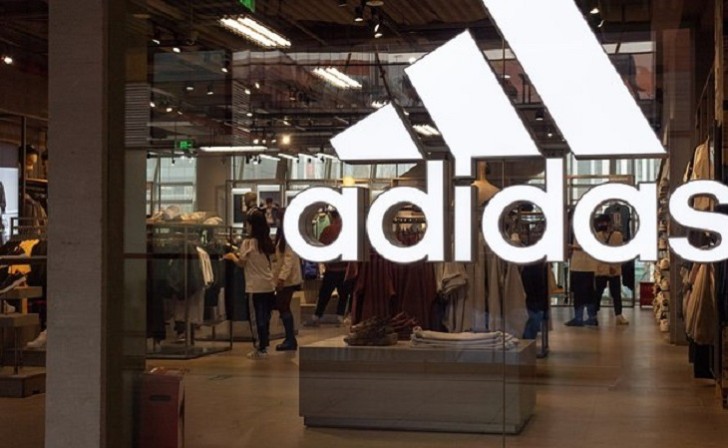 "Adidas" Rusiyadakı mağazalarını satdı