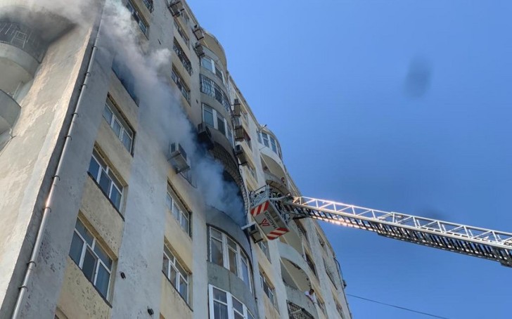 Bakıda yaşayış binasında yanğın: 10 nəfər təxliyə edilib