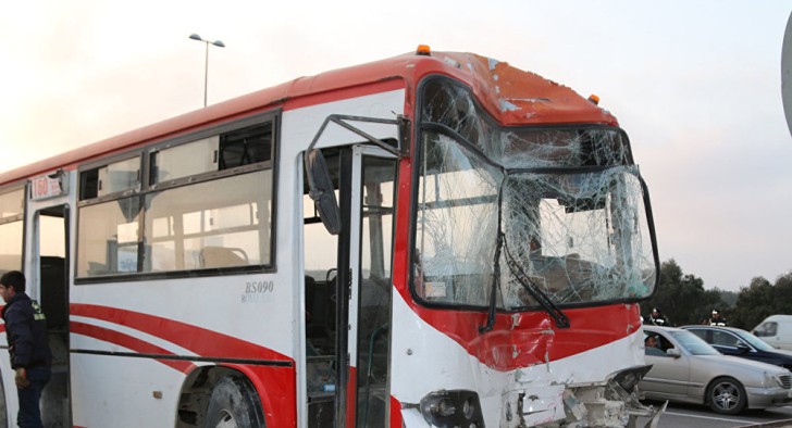 Azərbaycanda sərnişin avtobusu dayanacağa çırpılıb, xəsarət alan var