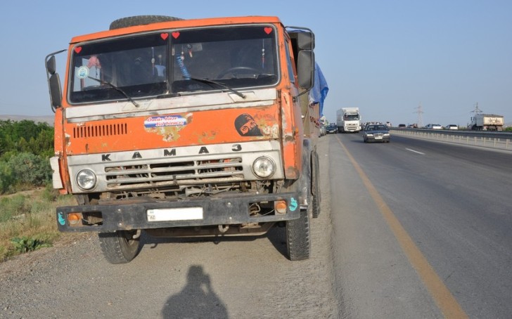 Sabunçuda sərnişin avtobusu “KamAZ”la toqquşub, ölən var