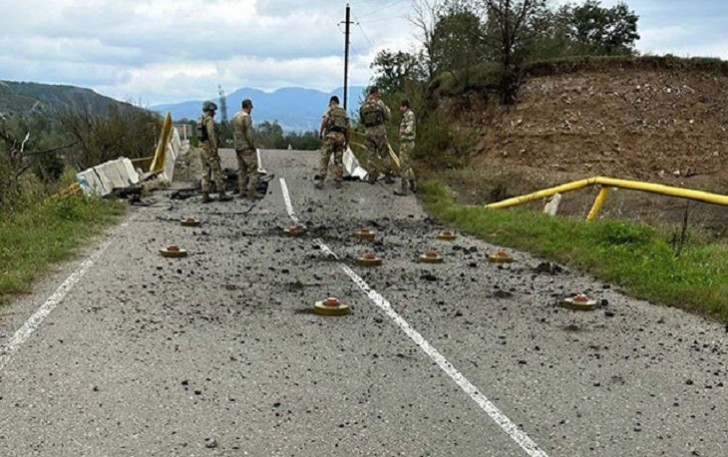 Ağdərədən çıxan ermənilər yolu minalayıb -