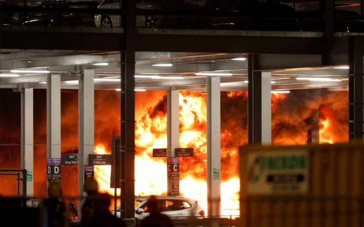 London aeroportunda güclü yanğın olub, uçuşlar dayandırılıb